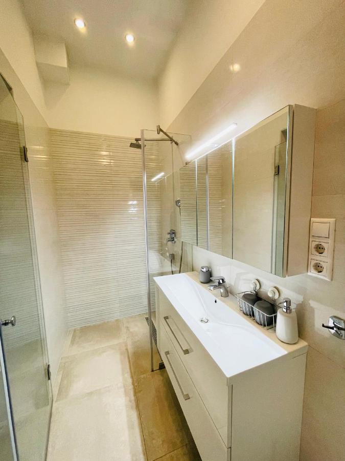 Podmaniczky Deluxe Apartment บูดาเปสต์ ภายนอก รูปภาพ